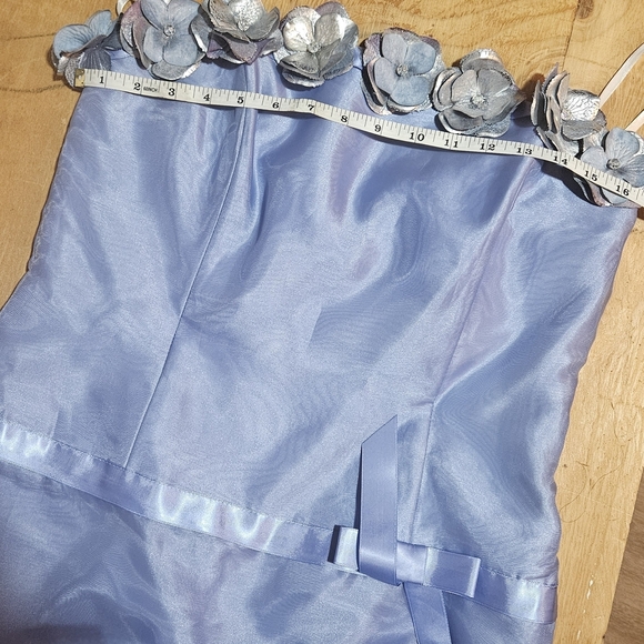 Elegant Strapless Blue Dress with Floral Details - Picture 10 of 13